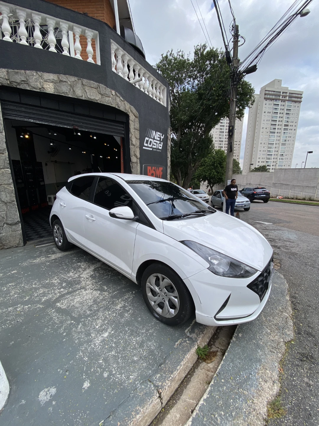 Carro com película R5WF completa — Ney Costa Auto Center